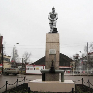 Фотография памятника Первая в Советском союзе нефтяная шахта