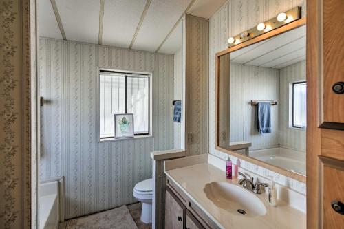 Фотография гостевого дома Bullhead City Home with Fire Pit - Walk to CO River!