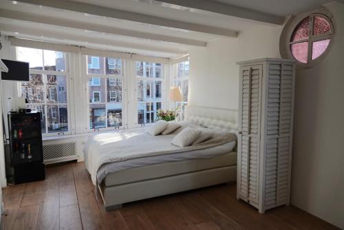 Фотографии мини отеля
Spiegelgracht Apartments with Canal View