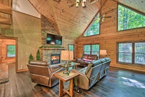 Фотографии гостевого дома 
            Large Log Cabin with Wraparound Deck 5 Mi to Skiing
