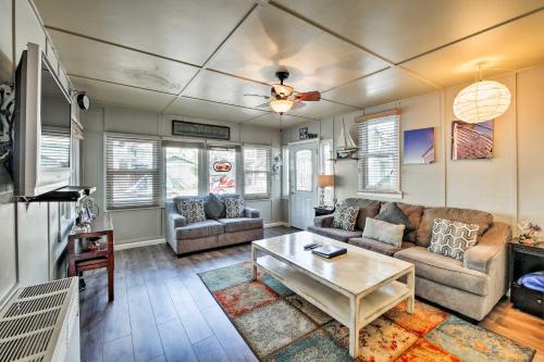 Фотография гостевого дома Historic Nautical Retreat Steps From Beach and Bites