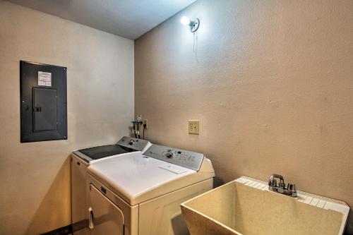 Фотография гостевого дома Updated Farmhouse with Deck on Central Oregon Canal!