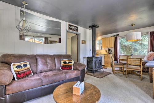 Фотография гостевого дома Grand Lake Cabin with Deck and Direct Beach Access!