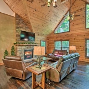 Фотография гостевого дома Large Log Cabin with Wraparound Deck 5 Mi to Skiing