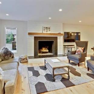 Фотографии гостевого дома
Slopeside Luxury Chalet on the River Next To Resort With Hot Tub & Gas Firepit - FREE Activities & Equipment Rentals Daily