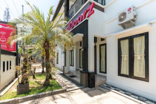 Фотографии гостевого дома 
            RedDoorz @ Pengayoman Panakkukang 3