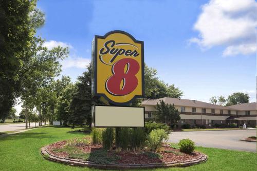 Фотография гостиницы Super 8 by Wyndham Whitewater WI