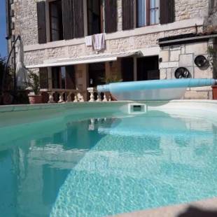 Фотографии гостевого дома
La Maison de l'Aubépin