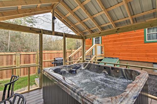 Фотография гостевого дома Just Fur Relaxin Sevierville Cabin with Hot Tub!