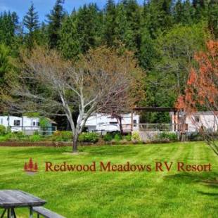Фотографии кемпинга 
            Redwood Meadows RV Resort