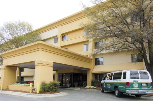 Фотография гостиницы Quality Inn & Suites Raleigh Durham Airport