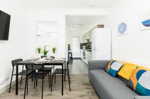 Фотография гостевого дома Birmingham Contractor Stays by City Centre & Commonwealth Games-5 Bedrooms, 8 Beds, 2 Baths Parking