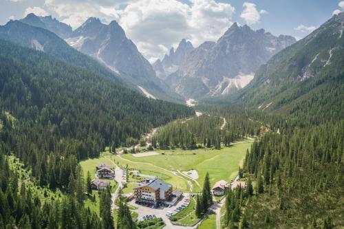 Фотография гостиницы Hotel Dolomitenhof & Chalet Alte Post