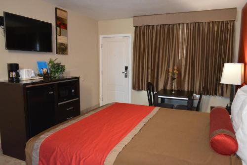 Фотография гостиницы Harbor Inn & Suites Oceanside