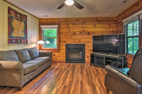 Фотографии гостевого дома 
            Clyde Cabin with Porch - Mins to Smoky Mountains