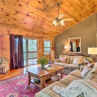 Фотография гостевого дома Peaceful Smoky Mountain Cabin with Deck and Firepit!