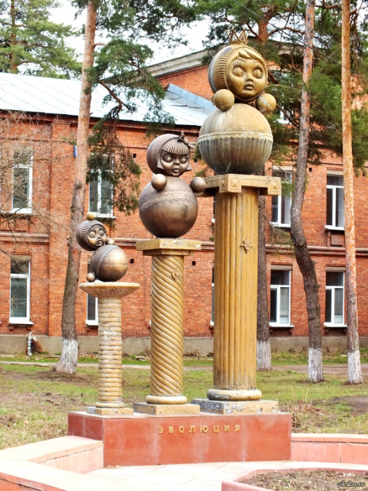 Фотографии памятника 
            Памятник игрушке-Неваляшке