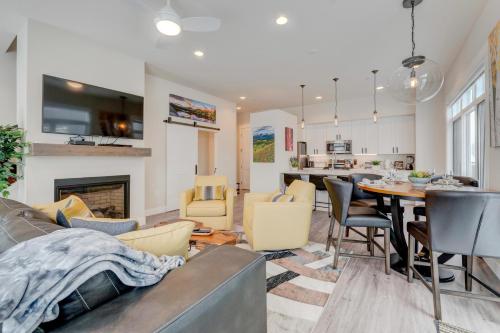 Фотография гостевого дома New Luxury Loft #14 Near Resort With Huge Hot Tub & Views -FREE Activities & Equipment Rentals Daily