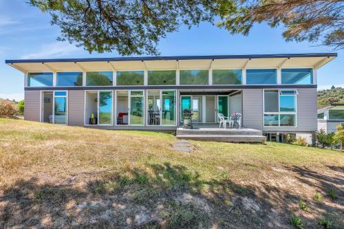 Фотография гостевого дома Te Whare Tui - Paroa Bay Chalets