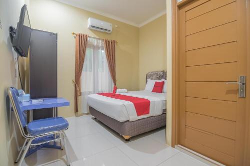 Фотография гостевого дома RedDoorz Plus near Syamsudin Noor Airport 3