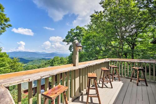 Фотография гостевого дома Cabin with Hot Tub and Mountain Views, Less Than 5 Mi to Boone