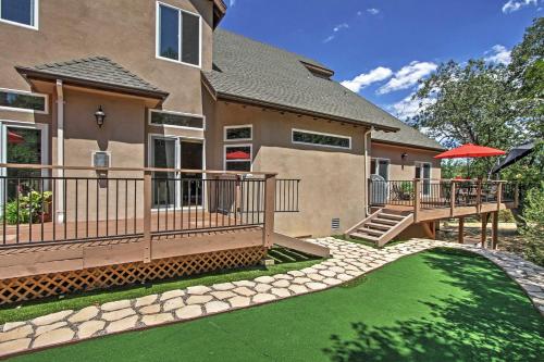 Фотографии гостевого дома
Roomy Home with Deck, 5 Mi to Lake Arrowhead Village