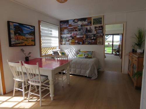 Фотографии гостевого дома
Pohutukawa Bach