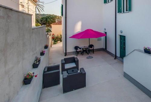 Фотография гостевого дома Apartments with a parking space Mali Losinj (Losinj) - 16555