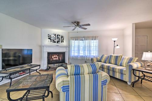 Фотография гостевого дома Pet-Friendly Brooksville Cottage with Fire Pit!