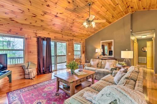 Фотографии гостевого дома 
            Peaceful Smoky Mountain Cabin with Deck and Firepit!