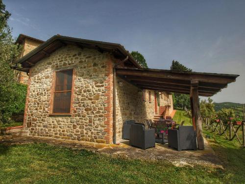Фотография гостевого дома Cozy Farmhouse in Monte Santa Maria Tiberina with Garden