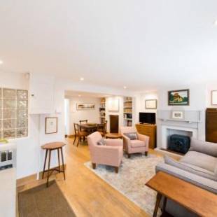 Фотографии гостевого дома
Bird Sisters Cottage with Free Parking