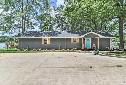 Фотографии гостевого дома
Waterfront Lake Sinclair Home with Boat Dock!