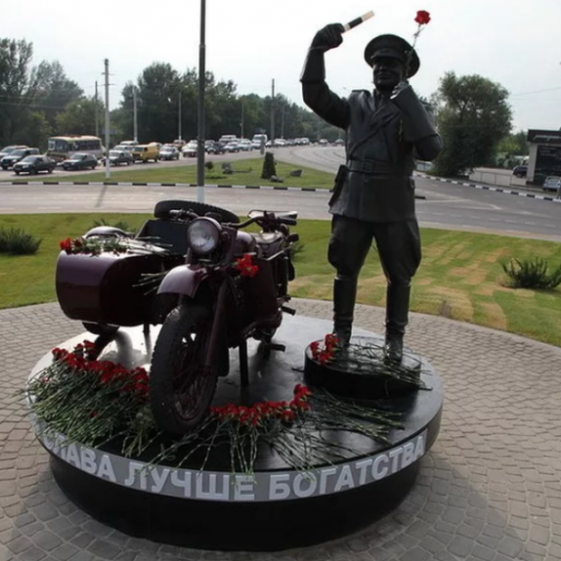 Фотография памятника Памятник неподкупному гаишнику