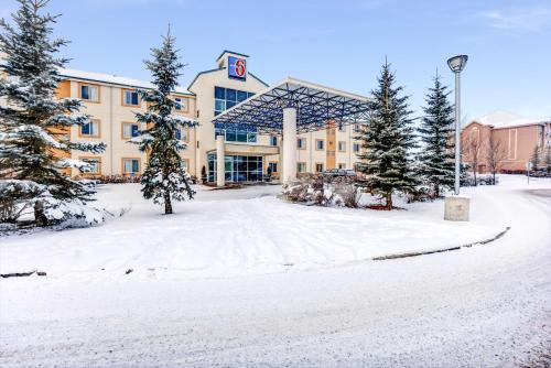 Фотография гостиницы Motel 6-Red Deer, AB