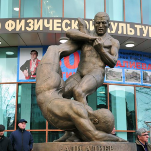 Фотография Памятник пятикратному чемпиону мира Али Алиеву