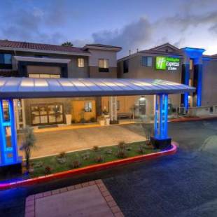 Фотографии гостиницы 
            Holiday Inn Express Hotel & Suites Carlsbad Beach, an IHG Hotel
