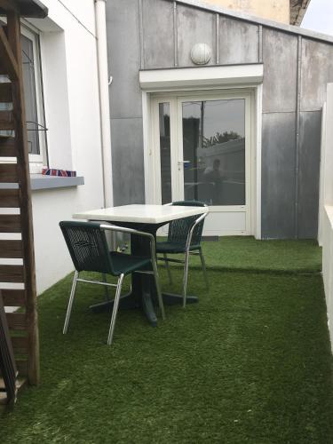 Фотография гостевого дома LauRina - Chambre, SDB, terrasse, arrivée autonome