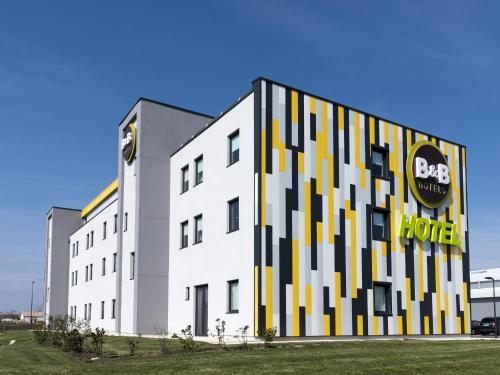 Фотография гостиницы B&B Hôtel Niort Marais Poitevin