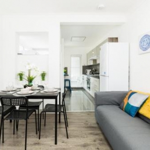 Фотография гостевого дома Birmingham Contractor Stays by City Centre & Commonwealth Games-5 Bedrooms, 8 Beds, 2 Baths Parking