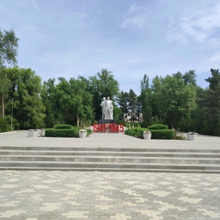 Фотография памятника Мемориал погибшим воинам Два бойца и скорбящая мать