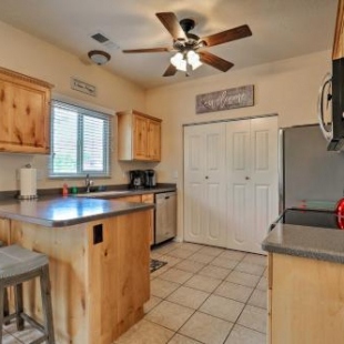 Фотография гостевого дома Kanab Condo with Pool and Patio, 30mi to Zion NP!