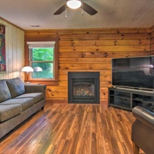 Фотография гостевого дома Clyde Cabin with Porch - Mins to Smoky Mountains