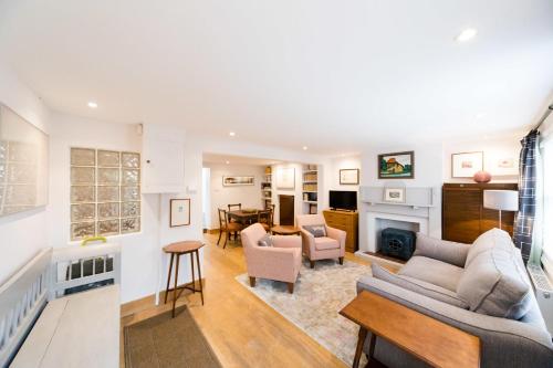 Фотография гостевого дома Bird Sisters Cottage with Free Parking