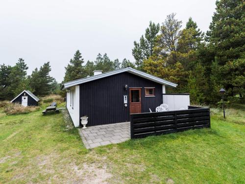 Фотография гостевого дома Holiday home Blåvand CLI