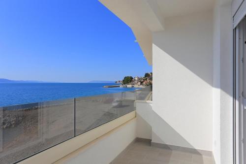 Фотография гостевого дома Family friendly apartments with a swimming pool Zivogosce - Porat, Makarska - 18150