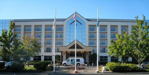 Фотография гостиницы Embassy Suites by Hilton Seattle Bellevue