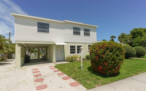 Фотография гостевого дома Steps to #1 Beach in America Siesta Beach!