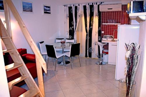 Фотография гостевого дома Apartments and rooms by the sea Tucepi, Makarska - 6058
