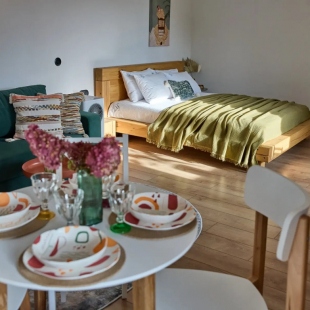 Фотография квартиры Апартаменты Яркая новая студия ЕвроУют в самом центре